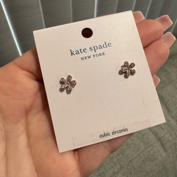SOLD🌸FINAL SALE💐 KATE SPADE Gleaming garden delicate flower stud earrings ✨ - Picture 2 of 7